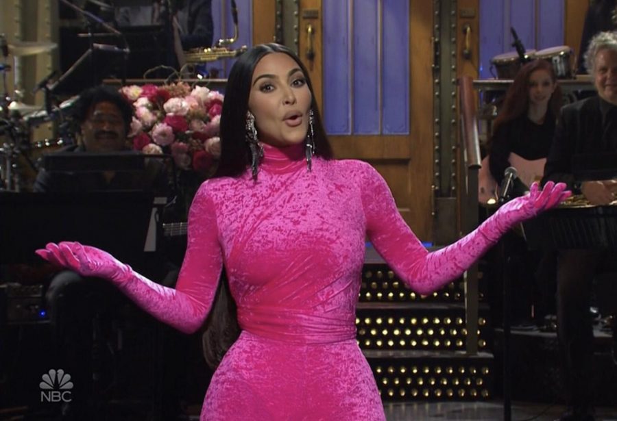 Kardashian+opens+the+show+with+a+monologue+in+a+hot+pink+look.+++
