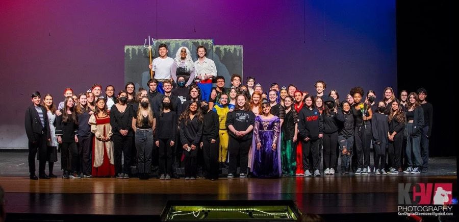 The+full+cast%2C+crew+and+pit+of+The+Little+Mermaid+at+DHS.