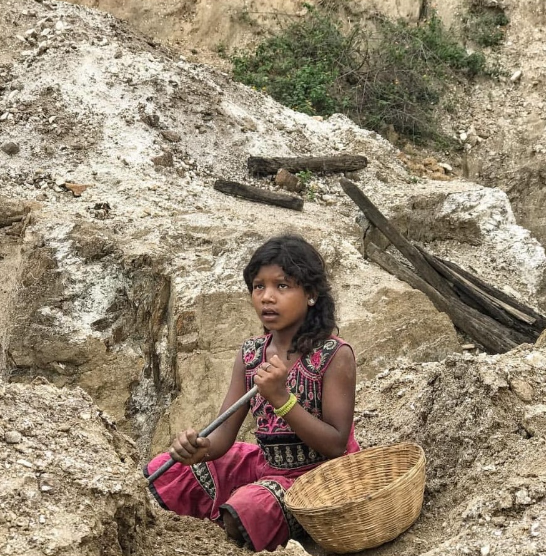 Global Cosmetic New shows child working in mica mine in India.