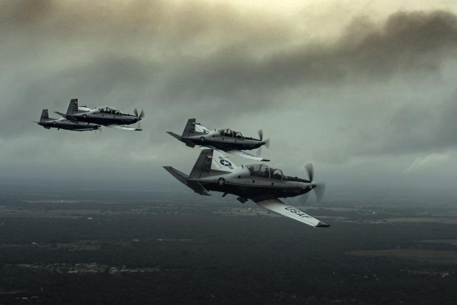 Beechcraft+T-6A+%E2%80%9CTexan+II%E2%80%9D+aircraft+fly+in+a+four-ship+formation+for+the+U.S.+Air+Force+Basic+Military+Training+graduation+at+Lackland+Air+Force+Base+in+San-Antonio+on+Nov.+8%2C+2019.